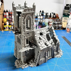 Verwoeste gotische kerk met modulaire toren – middeleeuws fantasietafelblad (schaal 28-32 mm)
