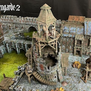 Peut inclure: Modèle miniature détaillé d'une tour médiévale avec une échelle en bois et des murs en pierre. La tour fait partie d'un ensemble de château ou de forteresse plus grand, avec d'autres bâtiments et structures visibles en arrière-plan. Le modèle est peint dans un style réaliste avec un mélange de couleurs brun, gris et vert.