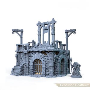 Peut inclure: Une structure de donjon miniature en pierre grise avec une guillotine centrale sur une plate-forme surélevée, des portes voûtées à barreaux et deux potences latérales. Une figurine est sur la plate-forme et un magicien à côté.