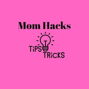 Puede incluir: Un fondo rosa brillante con las palabras "Mom Hacks" en negro y negrita. Debajo del texto hay un gráfico de una bombilla con las palabras "Tips" y "Tricks" en negro.