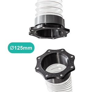 Può includere: Un tubo trasparente e flessibile con un diametro di 125 mm, collegato a un raccordo circolare nero con più fori per bulloni. Il raccordo ha una superficie strutturata e un anello metallico. Il tubo è ondulato.