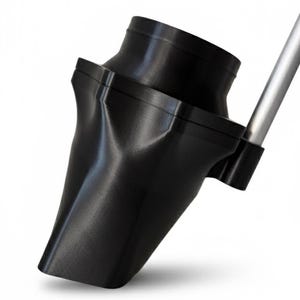 Peut inclure: Un objet noir en forme d'entonnoir incliné, avec un dessus cylindrique et une base évasée. Une tige métallique argentée est attachée sur le côté. L'objet semble être fait d'un matériau dur et mat.