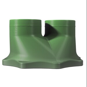 Pode incluir: Um objeto verde impresso em 3D com duas aberturas cilíndricas e uma base larga e plana. O objeto tem uma superfície texturizada com linhas horizontais e um design suave e curvo. A cor é um verde suave e terroso.