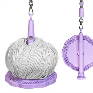 Può includere: Una testa di mop viola chiaro con un mop di cotone grigio. La testa del mop è attaccata a una catena e a un manico. La testa del mop è rotonda e ha una base strutturata. Anche il manico è viola chiaro.