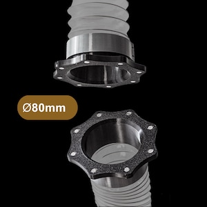 以下が含まれることがあります： 直径80mmの、黒とシルバーの2つのパーツからなる工業用継手。星型のフランジには複数のボルト穴があり、柔軟なリブ付きチューブに接続されています。背景は黒です。
