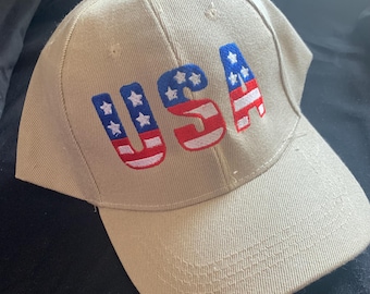 アメリカの国旗モチーフが刺繍されたクラシックなボールキャップ。カラーバリエーション豊富。