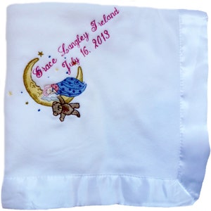 Cobertor de bebê de microfleece com bordas de cetim com bordado elaborado de lua e nome ou monograma da criança