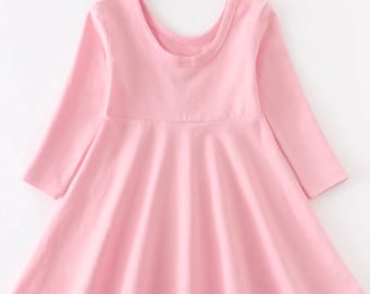 女の子用スクープコットンリッチネックロングスリーブピンクツイストドレスカスタム刺繍とモノグラム