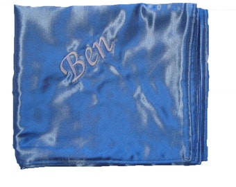 Couverture pour bébé en satin - Brodée et personnalisée avec le nom de l’enfant