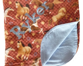 Manta de bebé de franela hecha a mano con dos SIded Personializada por bordado - Caballos en fuga