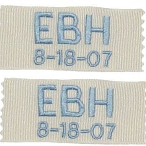 Zwei Grosgrain Wedding Labels Individuell bestickt UND in Geschenkbox präsentiert