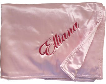 サテンベビーブランケット - 持ち運びに便利なサイズ。お子様のお名前を刺繍してパーソナライズできます。