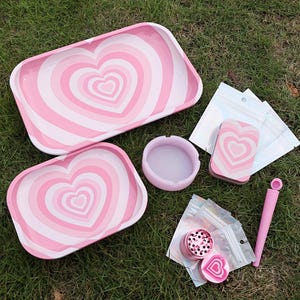 Pink Heart Smoking Set - 12-teiliges Geschenkpaket mit Tabletts, Schleifer, Aschenbecher, Aufbewahrung und Tabaktaschen - Perfekt für Beste Freunde
