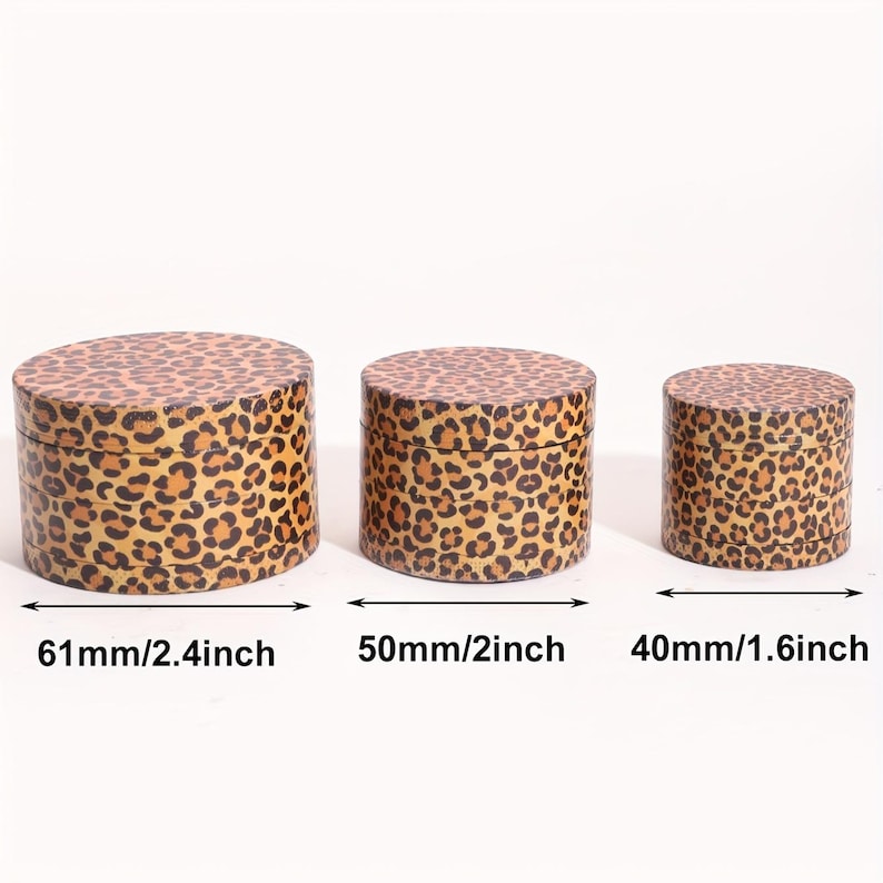 Op de afbeelding: Drie ronde, meerlaags, opbergcontainers met luipaardprint. De containers zijn 61 mm, 50 mm en 40 mm in diameter.