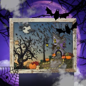 Könnte beinhalten: Ein gerahmtes Halloween-Kunstwerk mit einem Spukhaus, Kürbissen, Fledermäusen und einem Vollmond. Das Kunstwerk hat einen weißen, verwitterten Rahmen und einen dunklen, atmosphärischen Hintergrund. Das Haus ist lila mit gelben Fensterlichtern.