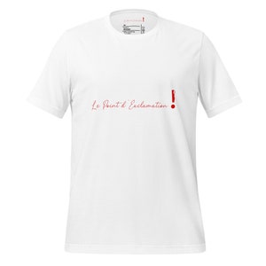 Peut inclure: T-shirt blanc avec le texte rouge "Le Point d'Exclamation" et un point d'exclamation rouge.