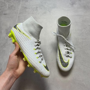 white and yellow hypervenoms