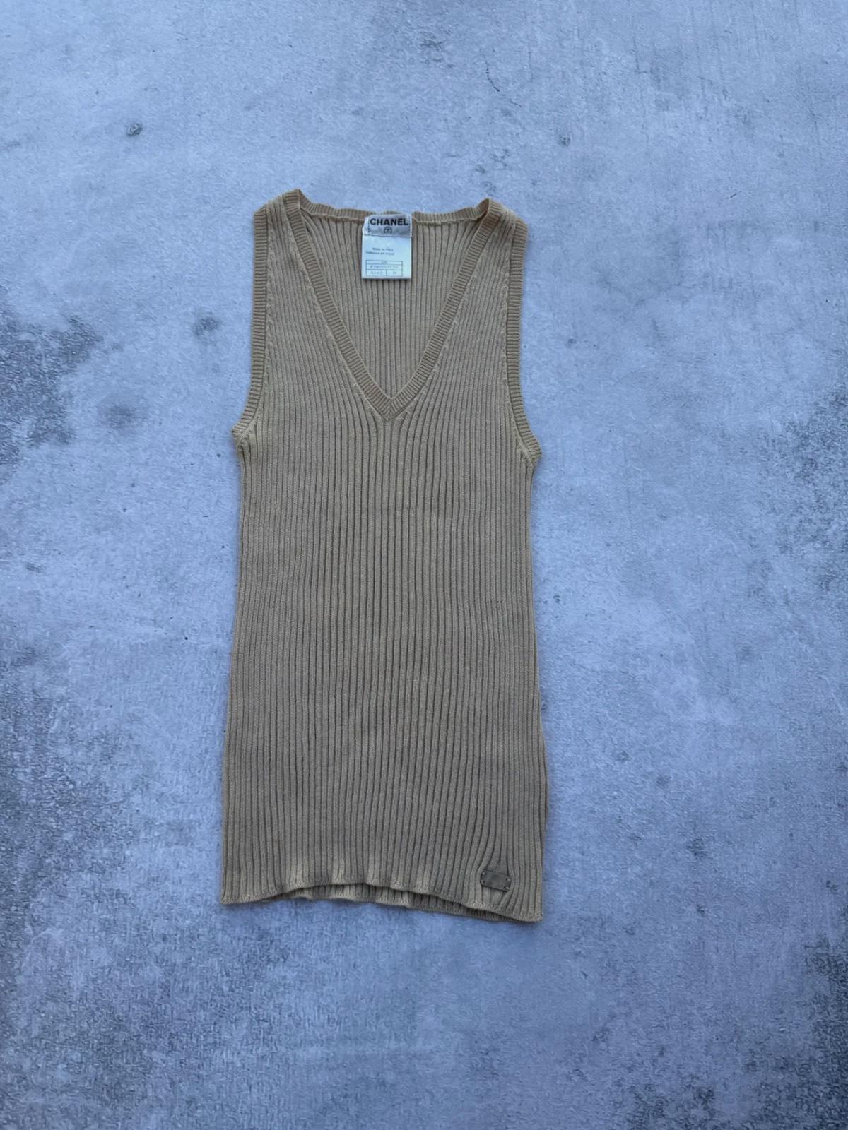 CHANELタンクトップベージュビンテージ Chanel Vintage Ribber V-neck Beige Tank Top Women's Size 38 RARE