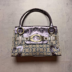 Borsa vintage Guess, rara borsa a tracolla in tela monogrammata effetto pelle di serpente, modello Y2K.
