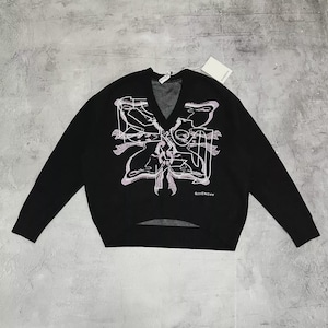 Pode incluir: Camisola preta com decote em V com um design abstrato branco e lavanda no peito. A camisola tem mangas compridas e o nome da marca "GIVENCHY" está impresso na parte inferior. Uma etiqueta está presa à camisola.