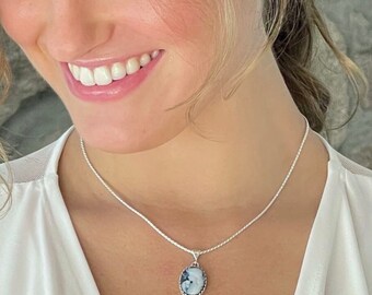 スターリングシルバーの女性を描いた猫カメオネックレス。彼女への記念 