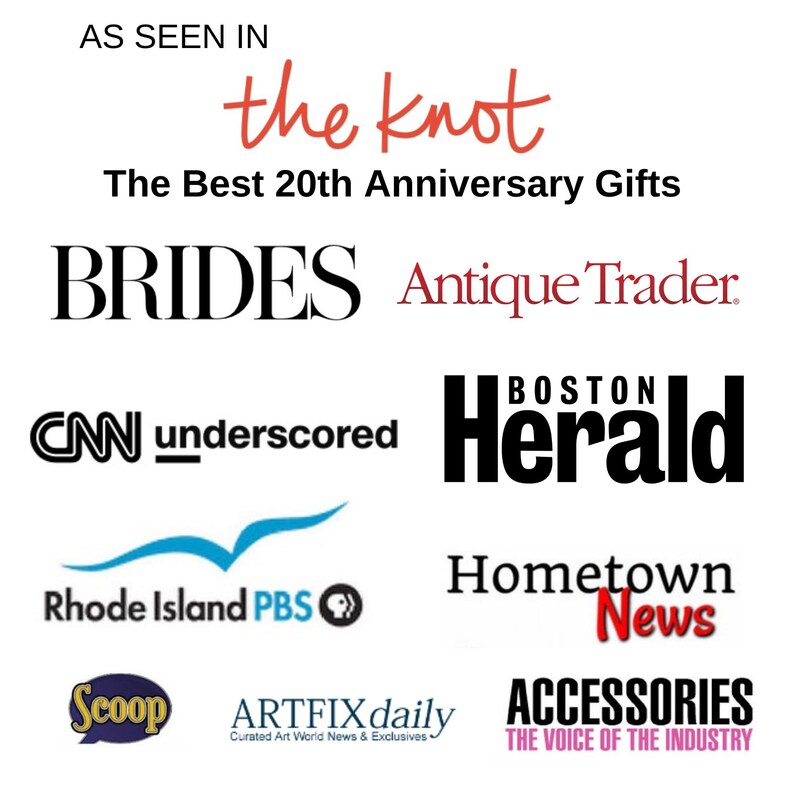 K&ouml;nnte beinhalten: Bild mit Logos von Medien wie "the knot", "BRIDES", "CNN underscored" und "Boston Herald". Text lautet "The Best 20th Anniversary Gifts" und "AS SEEN IN". Weitere Logos sind "Antique Trader", "Rhode Island PBS" und "Hometown News".