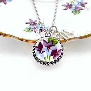 Collar personalizado con flor violeta, collar con inicial, joyería vintage de porcelana rota reutilizada, regalo de 20.º aniversario para tu esposa.