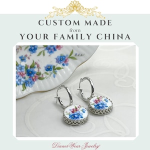 Peut inclure: Une paire de boucles d'oreilles cr&eacute;oles en argent avec des breloques circulaires en porcelaine blanche &agrave; motif floral bleu et rose. Le texte CUSTOM MADE from YOUR FAMILY CHINA et Dinner Wear Jewelry est visible.