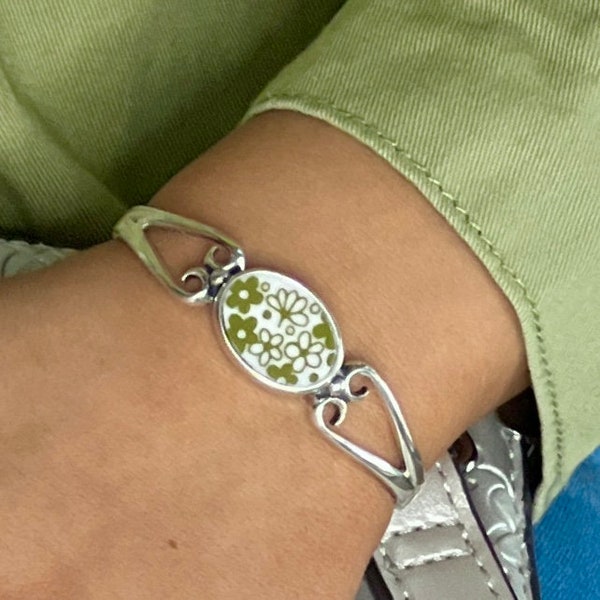 Corelle Crazy Daisy Corningware Spring Blossom Green, Vintage Glass Daisy Bracelet, Unique Gift for Women, Sterling Silver Cuff Bracelet