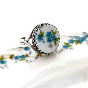 Blauwe ring met vergeet-mij-nietjes, vintage porseleinen sieraden, verstelbare sterlingzilveren ring