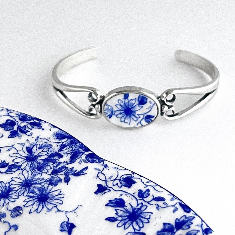 Shelley Dainty Blue Broken China Daisy Bracelet, shops Daisy Flower Jewelry, 20th Anniversary Gift for Wife, Vintage China