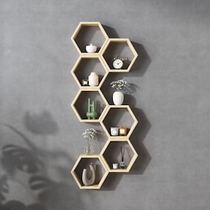 Zeshoekige honingraatplanken gemaakt van natuurlijk grenen — Geometrische muurkunst en smartdisplay (set van 8 modulaire planken)