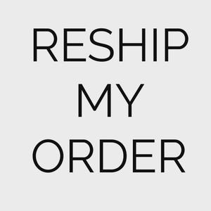 Puede incluir: Las palabras "RESHIP MY ORDER" se muestran en una fuente en negrita, sans-serif. El texto es negro sobre un fondo gris claro. La imagen es un diseño simple basado en texto.