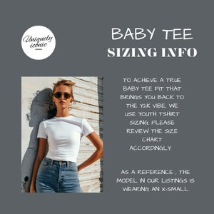 Pu&ograve; includere: T-shirt bianco con la scritta "BABY TEE SIZING INFO". L'immagine include una modella che indossa la maglietta e jeans blu. Il testo consiglia di consultare la tabella delle taglie per una migliore vestibilit&agrave;.
