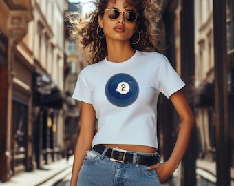 Top corto Y2K: divertida camiseta gráfica Lucky 2 Ball