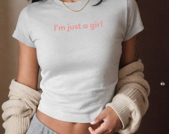 Camiseta de bebé Coquette: Top corto minimalista con gráfico - "Solo soy una chica"