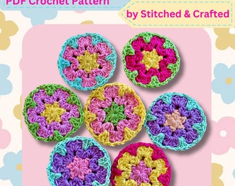 Könnte beinhalten: Sieben handgefertigte, gehäkelte Untersetzer mit floralem Design. Jeder Untersetzer hat ein zentrales Blumenmuster in Gelb-, Rosa-, Lila- und Grüntönen mit einem kontrastierenden Rand. Der Text "Bloomin' Coasters PDF Crochet Pattern" ist sichtbar.