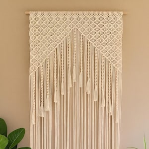 Handgemaakt macramégordijn, boho-huwelijksachtergrond, woondecoratie
