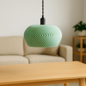 Puede incluir: Un letrero de madera rústico con el texto "Welcome to our home" en estilo manuscrito. El letrero rectangular tiene un acabado envejecido y un diseño sencillo y acogedor. Adecuado para uso en interiores o exteriores.