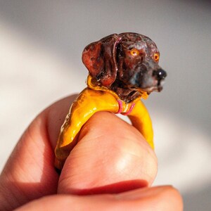 Anillo de perro de caza con chándal: joya personalizada para mascotas