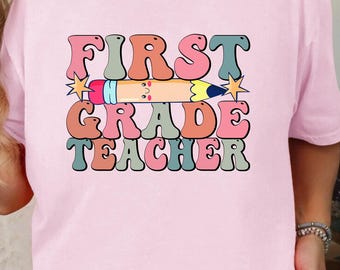 Camiseta personalizada Gildan 5000® para maestros de primer grado con nombre personalizado, regalo para maestros, atuendo para el primer día de clases, regalo de agradecimiento para maestros.