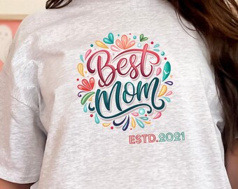 息子たちの名前入りママTシャツ、パートナーからの妊婦さんへのギフト、誕生日用のカスタムママTシャツ、母の日の服装、ママの誕生日プレゼント