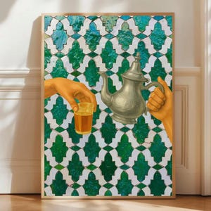Op de afbeelding: Een ingelijste print met een zilveren theepot en een glas thee, vastgehouden door twee handen. De achtergrond toont een groen en wit geometrisch tegelpatroon. Het kunstwerk staat tegen een witte muur.