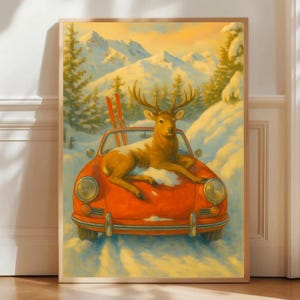 Könnte beinhalten: Ein gerahmter Kunstdruck zeigt einen Hirsch, der in einem roten Oldtimer entspannt, mit Skiern befestigt. Die Szene spielt in einer verschneiten Berglandschaft mit Kiefern und einem Sonnenuntergangshimmel. Das Kunstwerk hat einen Vintage- und skurrilen Stil.