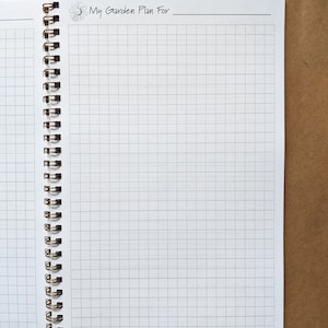 Pode incluir: Um caderno branco com um padr&atilde;o de grade e uma encaderna&ccedil;&atilde;o em espiral preta. A capa tem o texto "My Garden Plan For" com um pequeno s&iacute;mbolo de sol e lua.