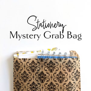 MYSTERY Schreibwaren Grab Bag Taschen mit Pocket Notizbüchern, Lesezeichen, Karte, Karte, Aufklebern und mehr!  SOMMERVERKAUF!!