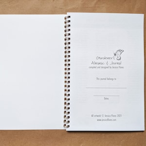 Pode incluir: A contracapa de um di&aacute;rio em espiral intitulado "Gardener's Almanac & Journal", compilado e desenhado por Jessica Flores. A capa apresenta uma ilustra&ccedil;&atilde;o de borboleta e espa&ccedil;o para escrever o nome do propriet&aacute;rio e as datas.