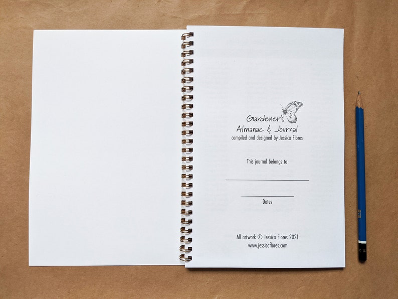 Pode incluir: A contracapa de um di&aacute;rio em espiral intitulado "Gardener's Almanac & Journal", compilado e desenhado por Jessica Flores. A capa apresenta uma ilustra&ccedil;&atilde;o de borboleta e espa&ccedil;o para escrever o nome do propriet&aacute;rio e as datas.