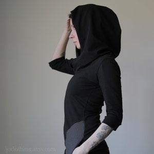 hooded half sleeved tunic dress with sweater pockets/black with charcoal grey