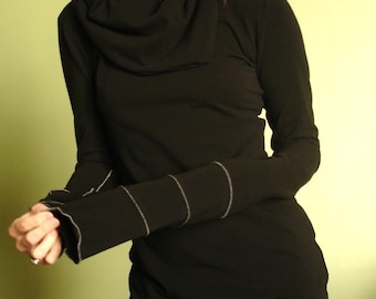 Può includere: Una camicia nera a maniche lunghe con collo a scialle e cuciture bianche a contrasto sui polsini.